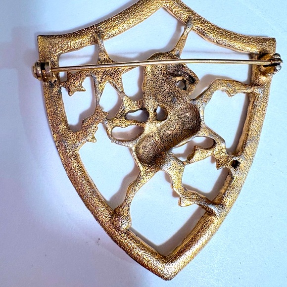 Vintage gold tone heraldic Unicorn crest Shield Brooch - Picture 5 of 5